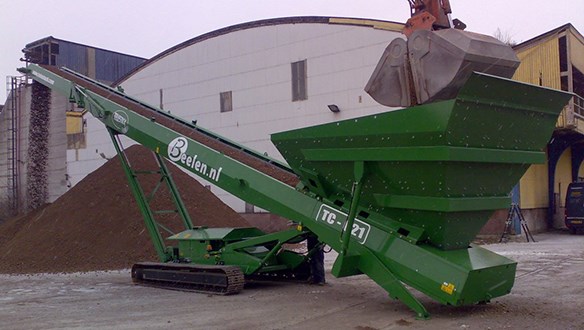 Track Conveyor fed from grab crane 